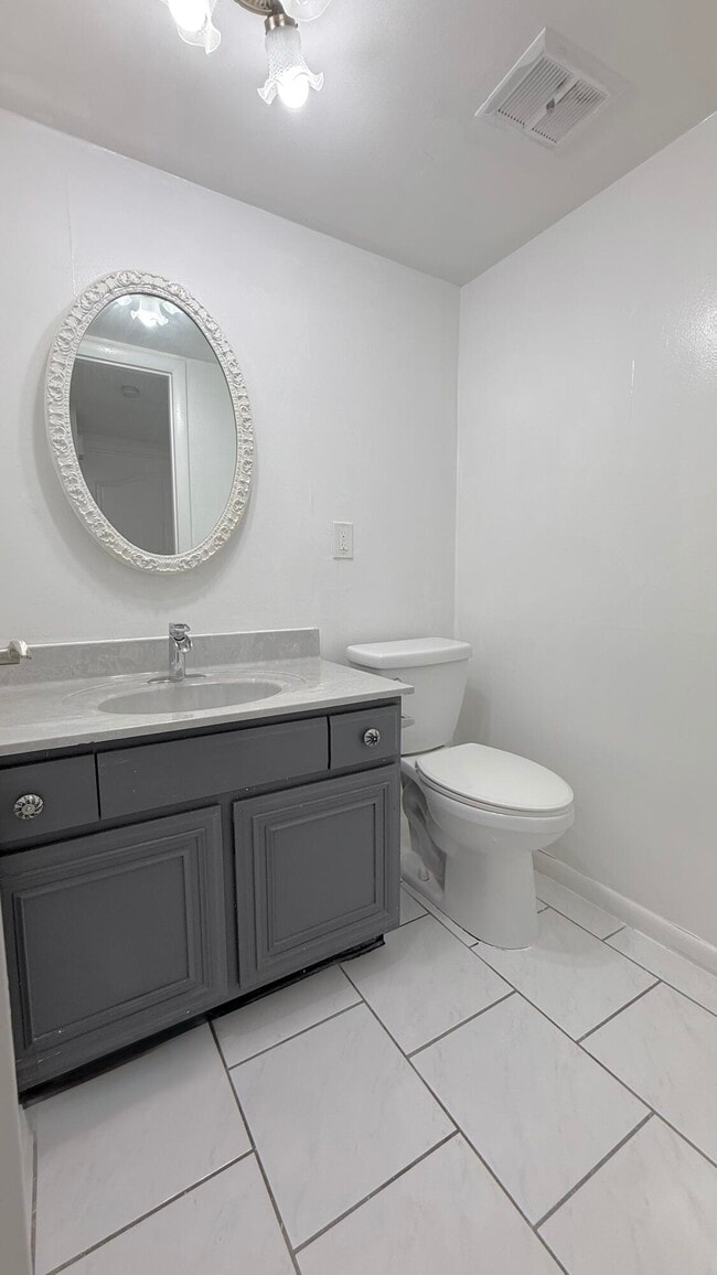 Building Photo - 1739 Embassy Dr