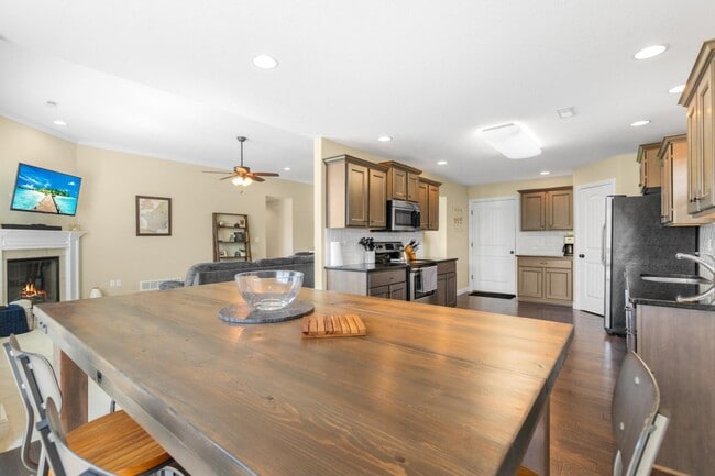 Building Photo - 5611 Abercorn Dr