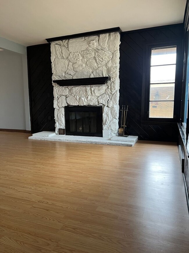 Building Photo - 3 Bedroom 2 Bathroom House in Lansing !!!!...