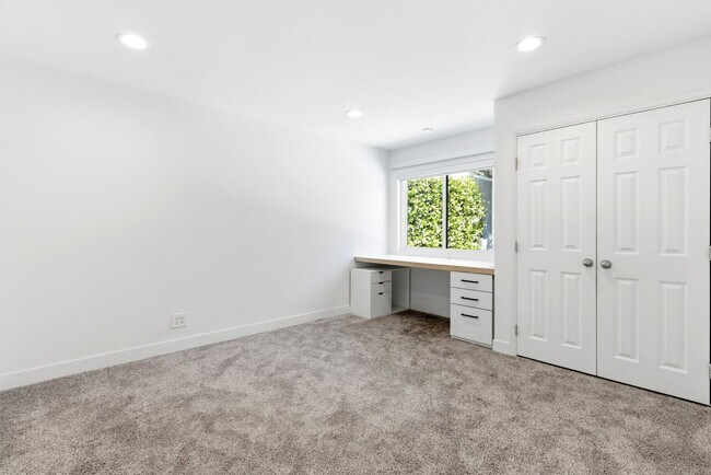 Building Photo - 4520 Park Cordero
