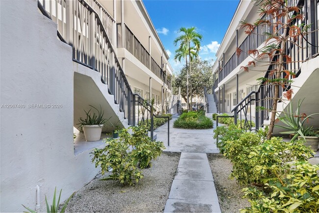 Building Photo - 974 Biarritz Dr