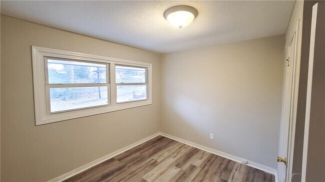 Building Photo - 755 Fallview Dr