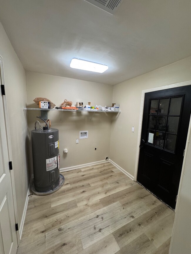 Building Photo - 111 Land Ct