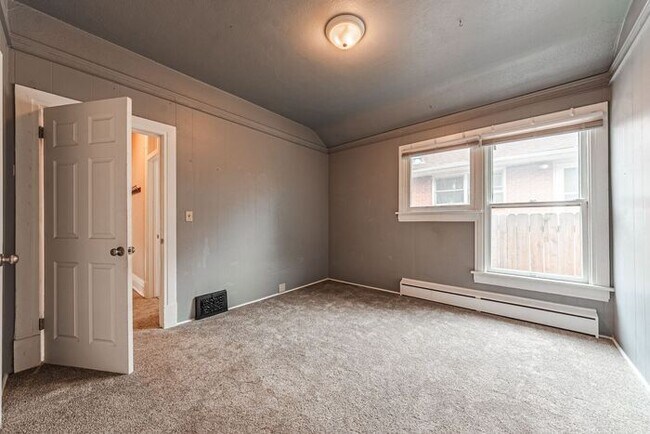Building Photo - Victorian Home Downtown! 6 - Month Leases ...
