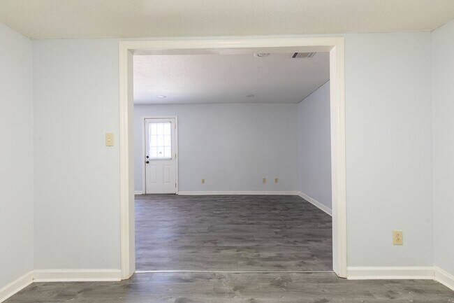 Building Photo - 3 bed 2.5 bsth
