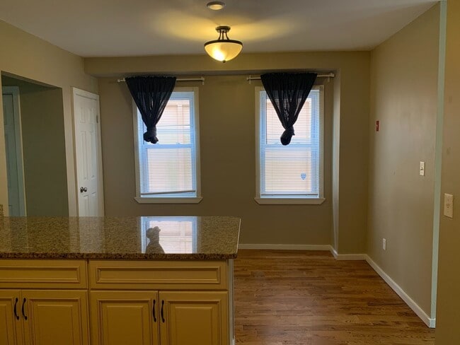 Building Photo - Gorgeous 3BR, Single Family Home IN EAST ROCK! PARKING! LAUNDRY!