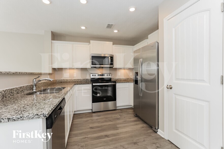 Building Photo - 2230 Oak Dr