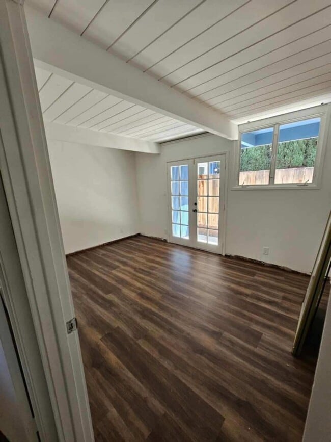 Building Photo - BEAUTIFUL "Blue Bungalow" 4 Bed/3 Bath Hom...