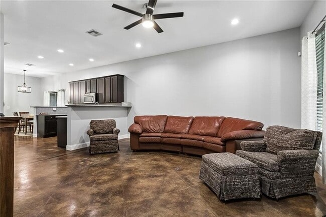 Building Photo - 1605 Labarre St