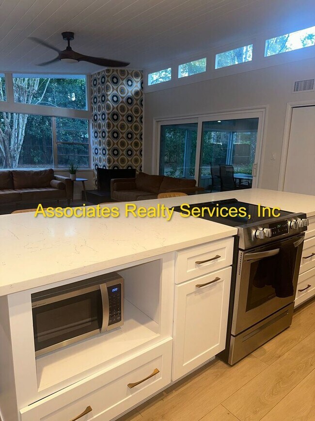 Building Photo - 3 Bed/2 Bath Spacious Home in Mason Manor! Screened Porch and Fenced Backyard!!!