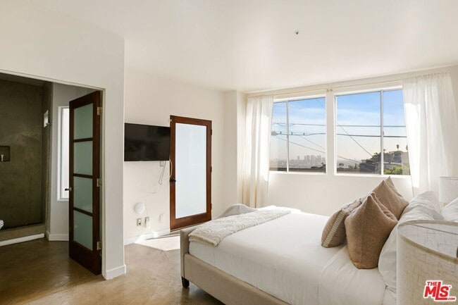 Building Photo - 8435 Franklin Ave