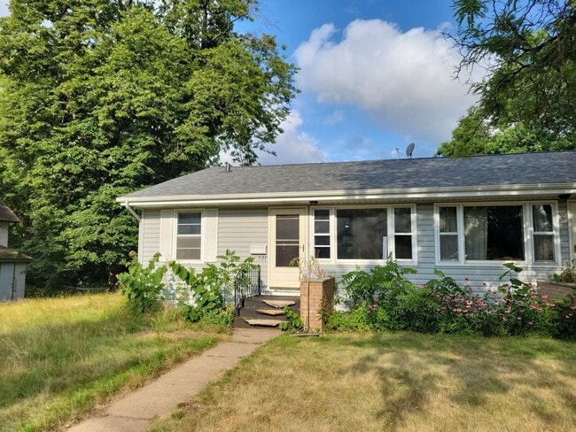 Building Photo - 2 Bedroom Duplex