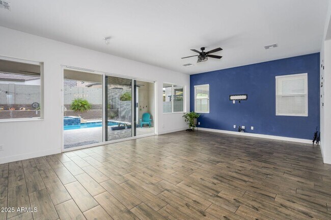 Building Photo - 1221 E Paseo Way