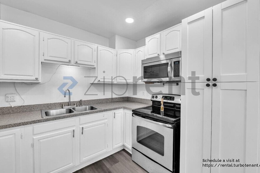 Building Photo - 3321 W Iowa Ave