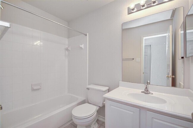 Building Photo - 5723 Vinemont Ln