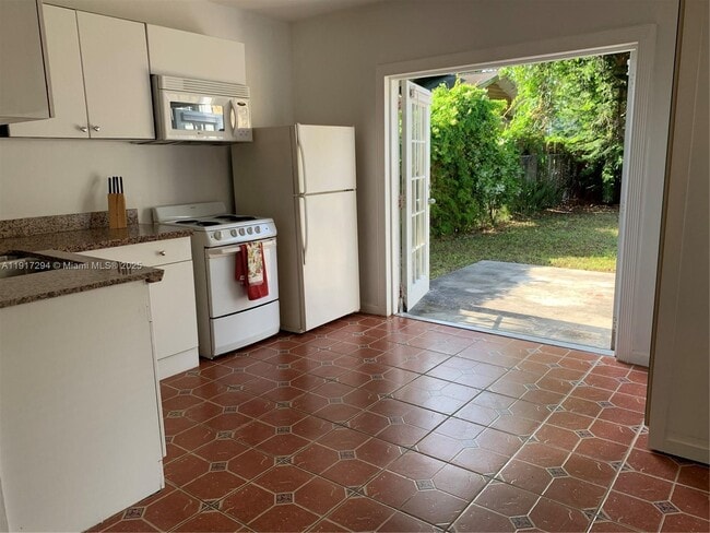 Building Photo - 750 NE 86th St