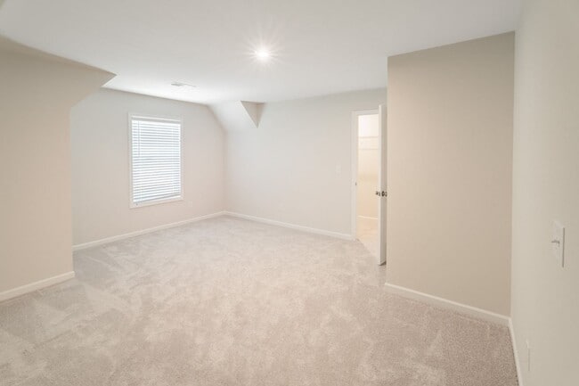 Building Photo - 421 Midland Pnes Dr