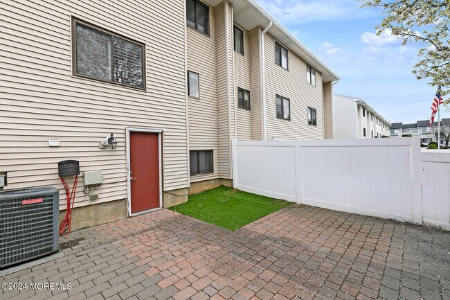 Building Photo - 173 Clubhouse Dr