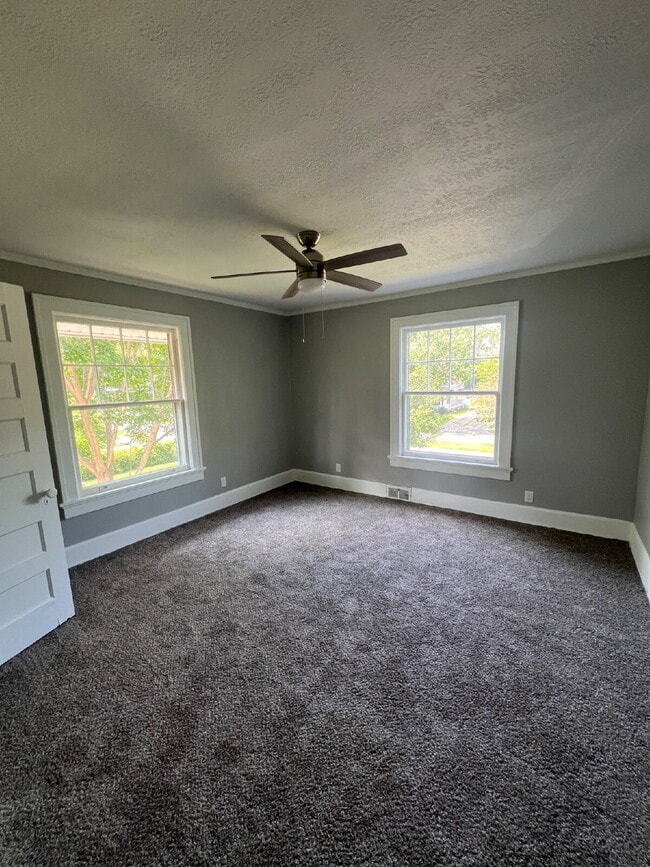 Building Photo - 3 bedroom / 2 bathroom home with Fenced Ba...