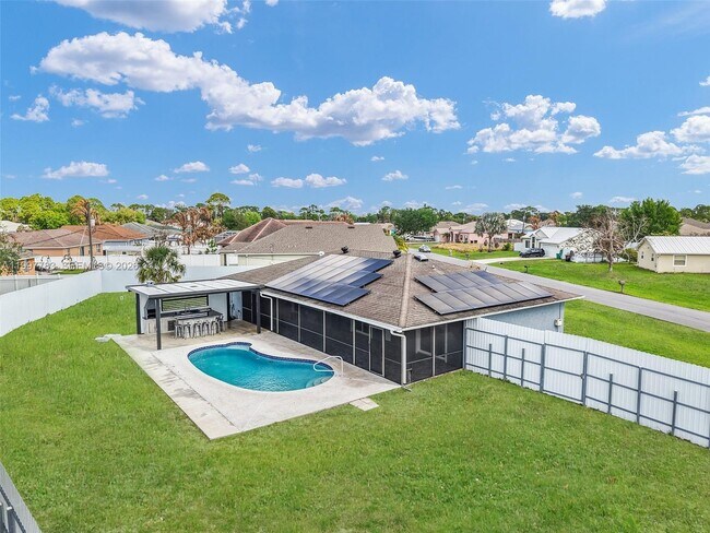 Building Photo - 702 NW Orchid St