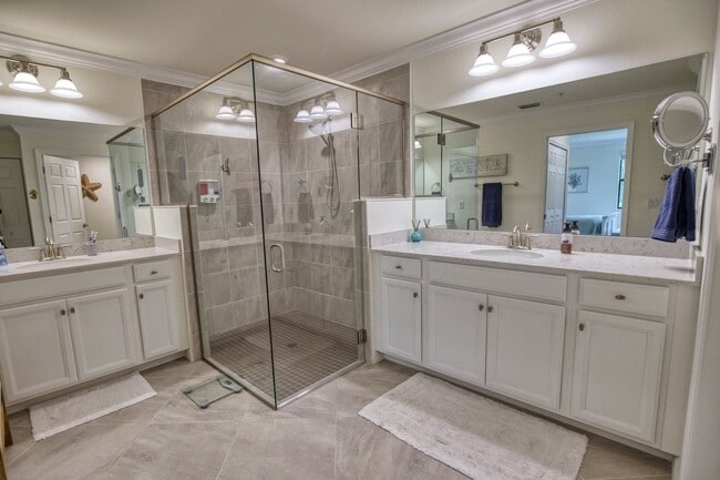 Building Photo - Seasonal Short-Term Coach Home 2-Bedrooms plus den, 2-Bath in Gran Paradiso!