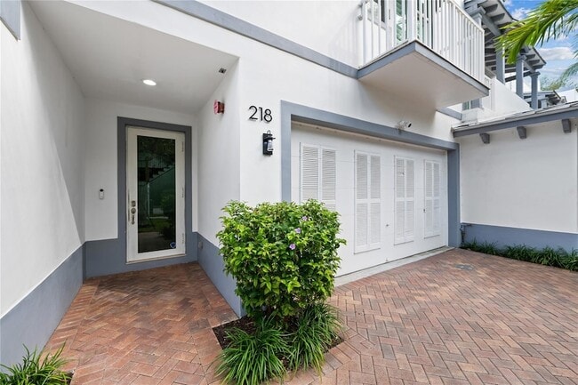 Building Photo - 218 NE 15th Ave