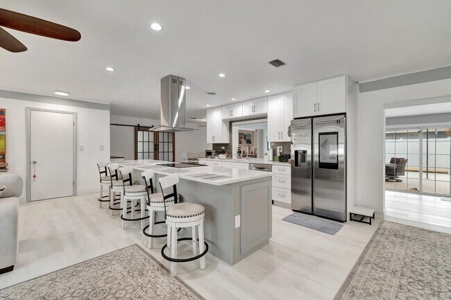 Building Photo - 4450 NE 23rd Ave