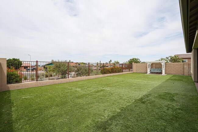 Building Photo - 1424 E Pedro Rd