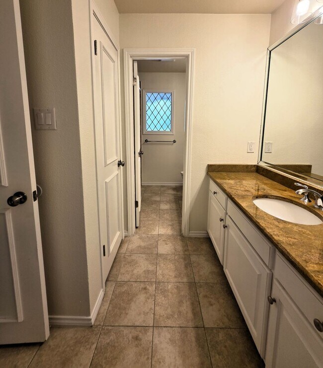 Building Photo - Large Duplex Unit just down the Street fro...