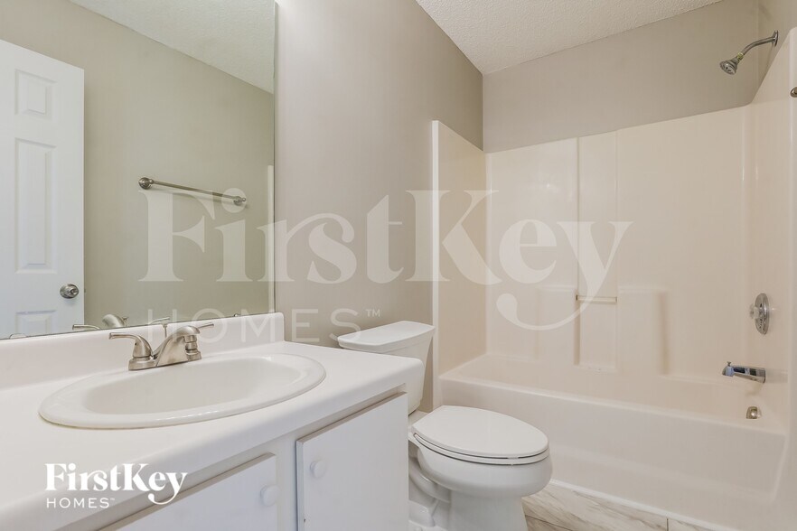 Building Photo - 4952 Silverdene St