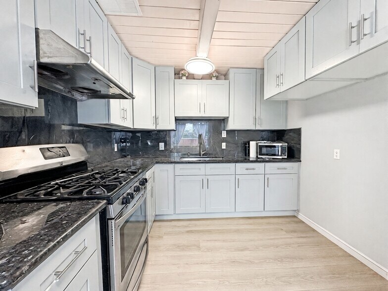 Building Photo - 3160 Groom Dr