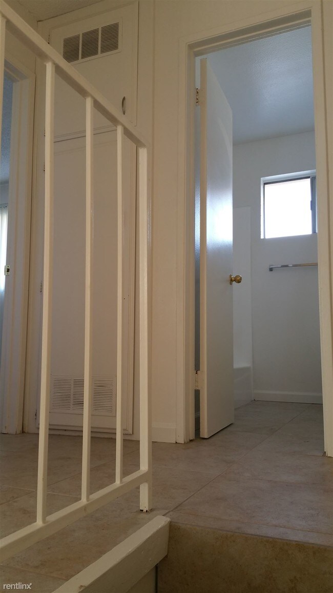 Building Photo - 2 br, 1.5 bath Townhome - 6412 Stockdale Hwy