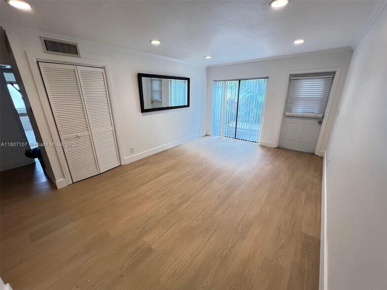 Building Photo - 11342 Royal Palm Blvd