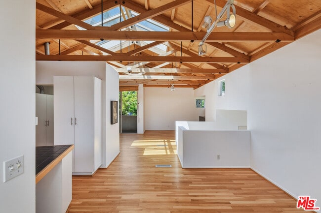 Building Photo - 656 Angelus Pl
