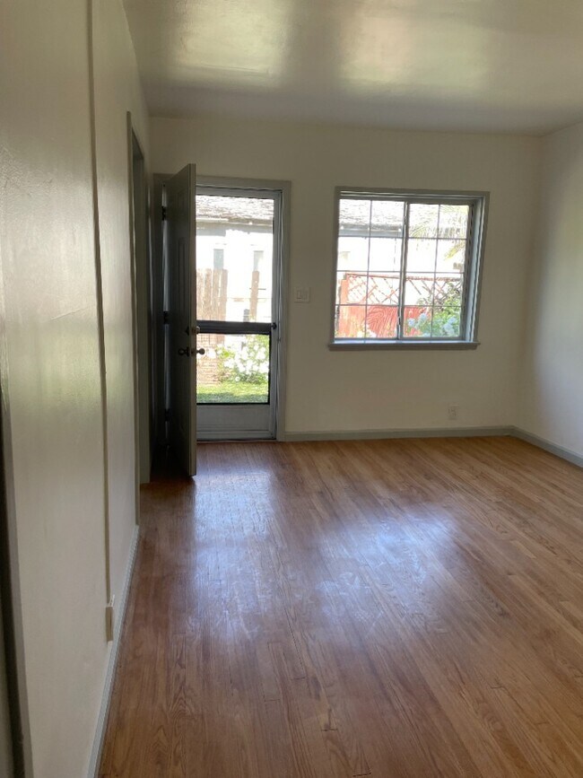 Building Photo - 14550 Moorpark St