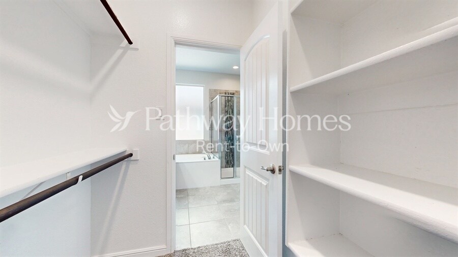Building Photo - 1000 Meadow Scape Dr