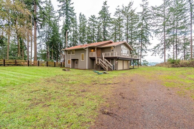 Building Photo - 3 Bedroom 2.5 bathroom nestled in woods with water view