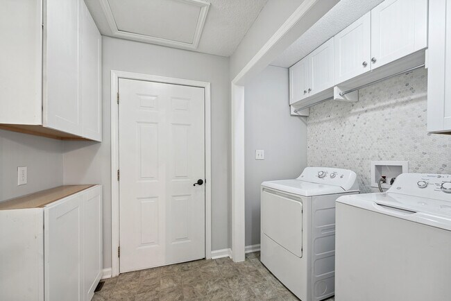 Building Photo - 223 Wintergreen Dr