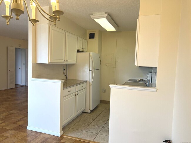 Building Photo - 44 Strawberry Hill Ave