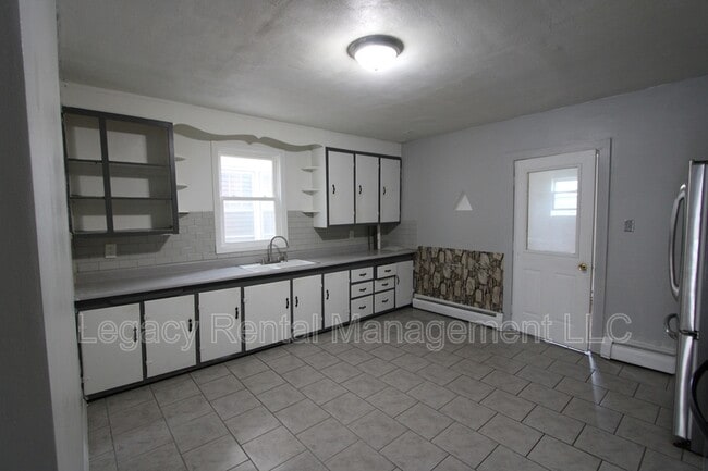 Building Photo - 508 E Diamond Ave