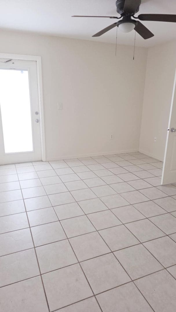 Building Photo - Clean & Bright 2 Bed / 2 Bath