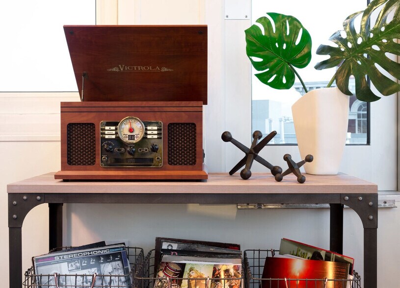 Building Photo - 527 St Joseph St