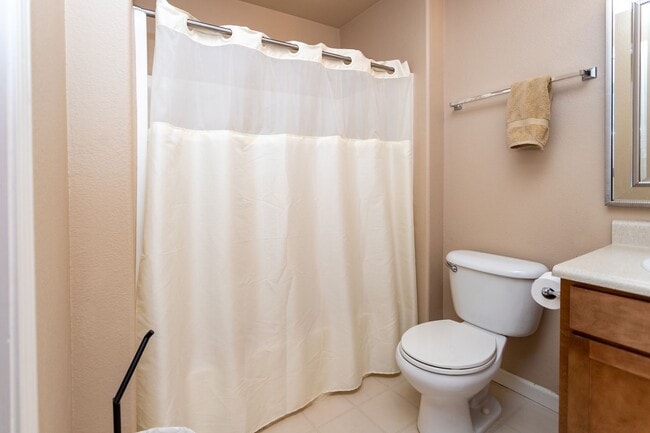 Building Photo - Beautiful upper-level condo in gated community!!!