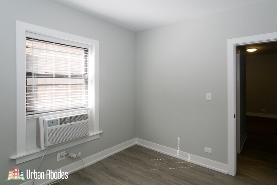 Building Photo - 705 W Brompton Ave