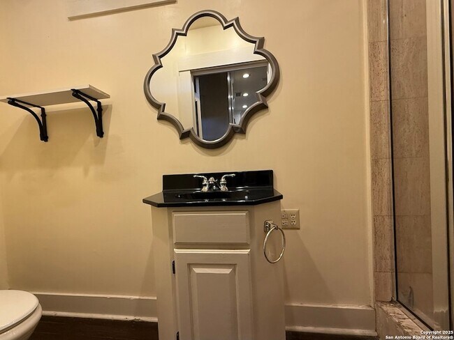 Building Photo - 334 W Gramercy Pl