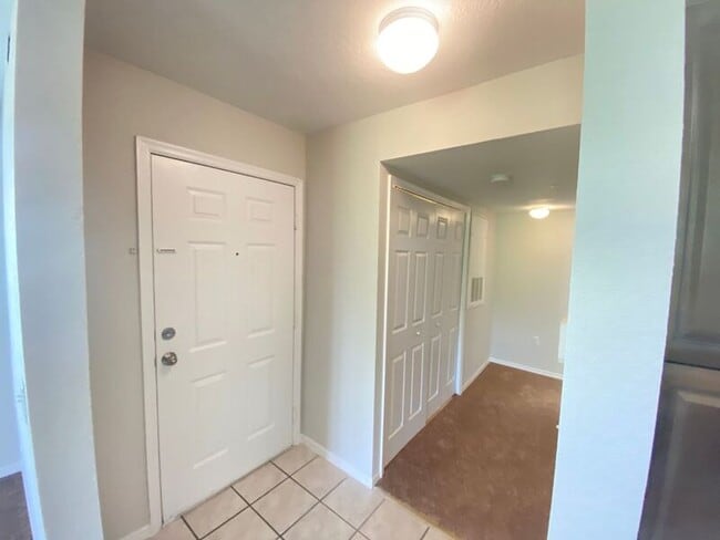Building Photo - 13917 Fairway Island Dr