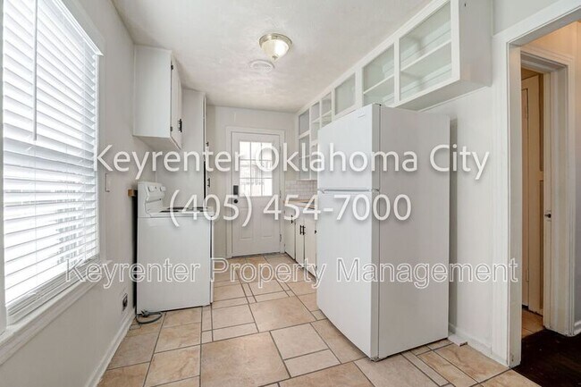 Building Photo - 4913 N Willow Ave