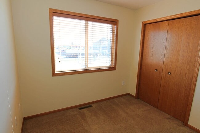Building Photo - 3 Bedroom Townhome