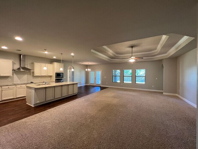 Building Photo - Gorgeous 5 Bedrooms