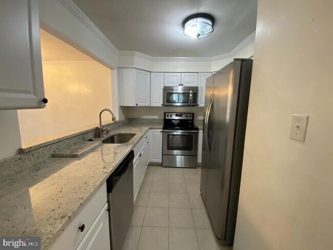 Building Photo - Inviting Townhome Living in Desirable Reston Community